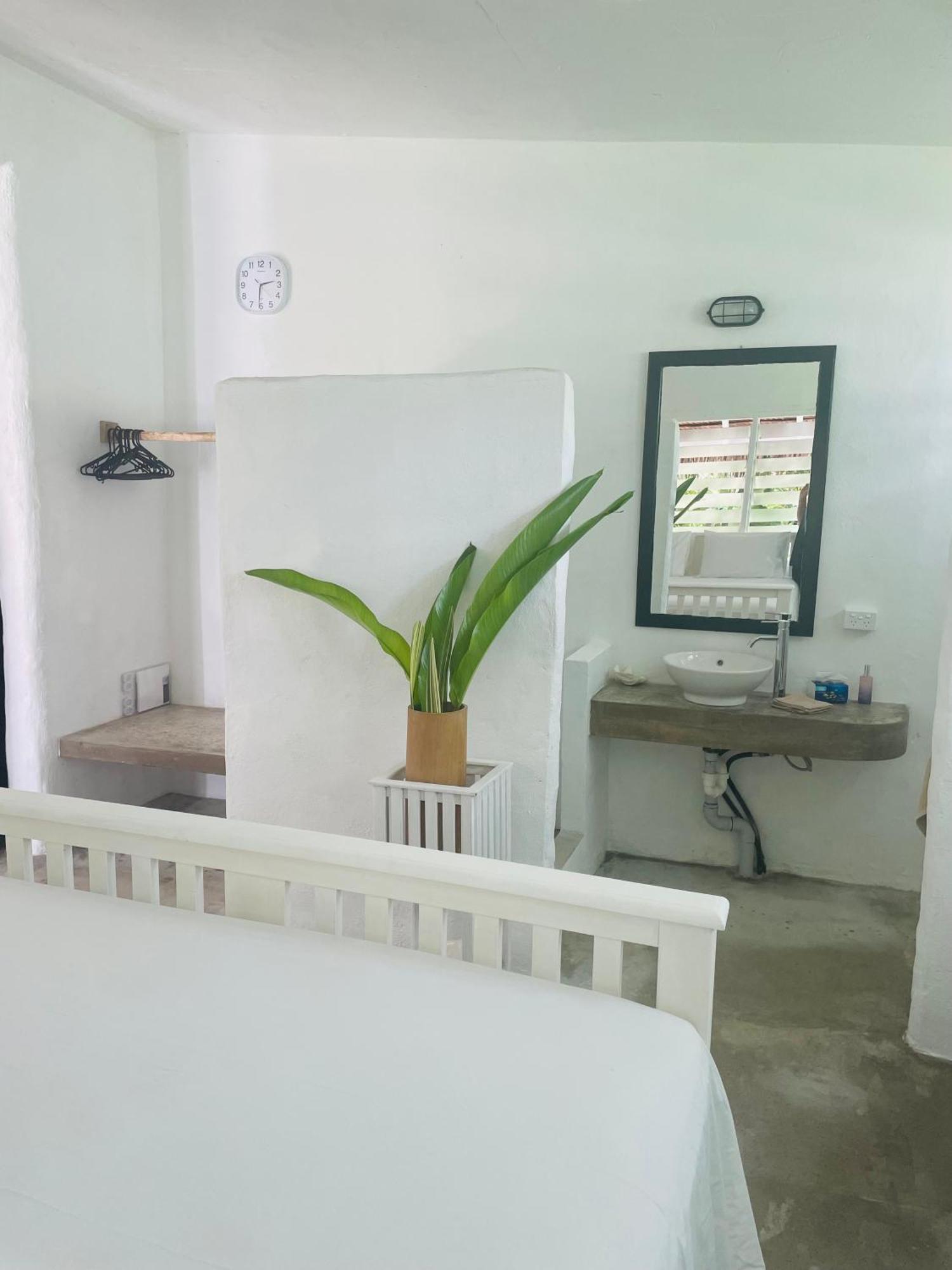 Banana Bay Beach Club Bed & Breakfast Eton Bagian luar foto