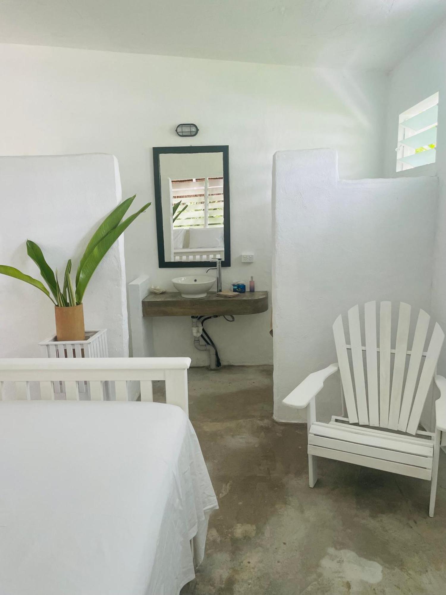 Banana Bay Beach Club Bed & Breakfast Eton Bagian luar foto