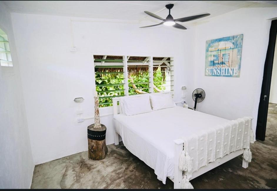 Banana Bay Beach Club Bed & Breakfast Eton Bagian luar foto